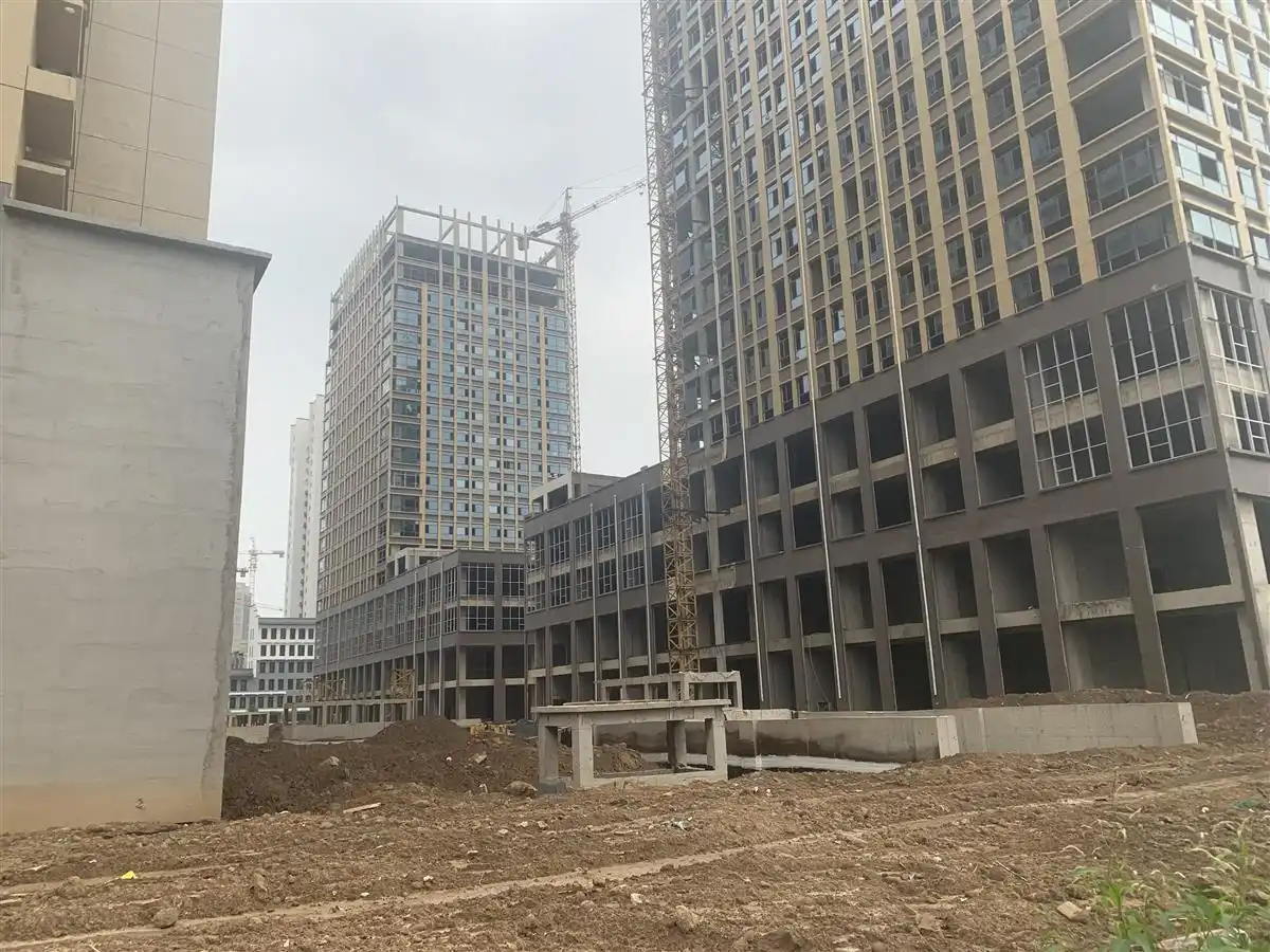 河北邯郸一楼盘迟迟交房近三年，数百业主叫苦，当地成立专班督办