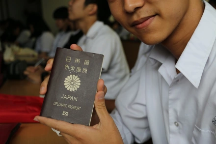 所有在2006年3月20日以后发放的日本护照都是(图5) 日本签证 工资证明_护照声明 日本国民身份 国际法待遇 _ 日本护照声明内容 日语英语翻译