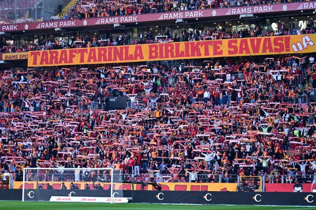 欧洲足球俱乐部生意巨变:版权涨不动了,商业收入跃至第一(图2) 图片