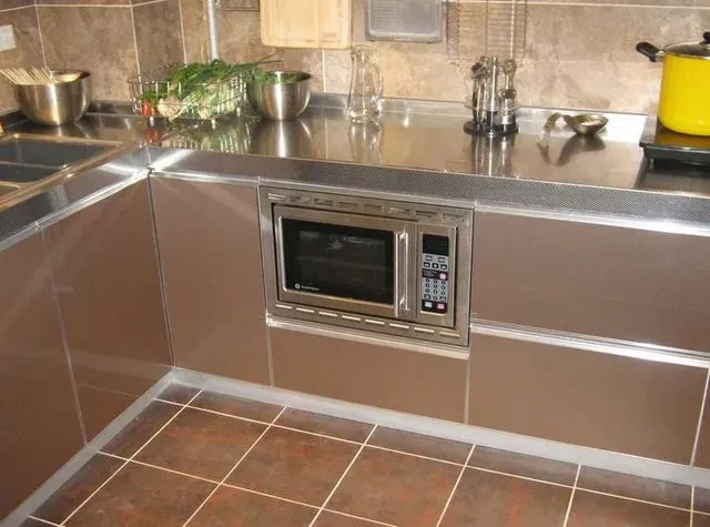 不锈钢橱柜台面好不好 不锈钢橱柜台面的选购技巧(图3) 不锈钢橱柜台面选购技巧_橱柜台面不锈钢_不锈钢橱柜台面优缺点