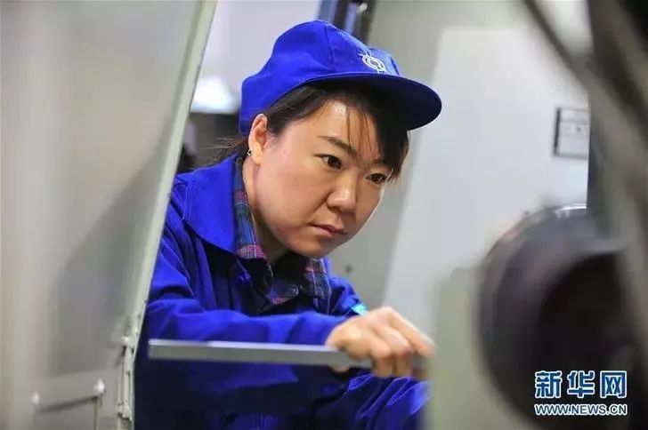 新华社丨80后女车工赵晶：奋斗的青春最美丽