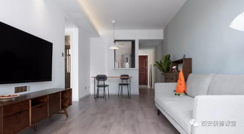 入户门直对阳台,怎么装修?(图2) 刚需户型装修通风方法_户型进门直对阳台风水改善_中门户型装修