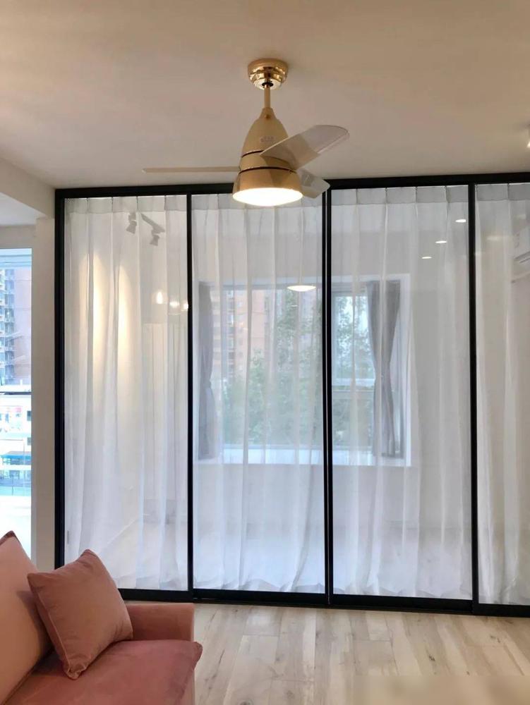 现在年轻人装修,为啥都在客厅死磕窗帘?(图12) 年轻人窗帘装修趋势_装修风格现代简约客厅_窗帘选择技巧