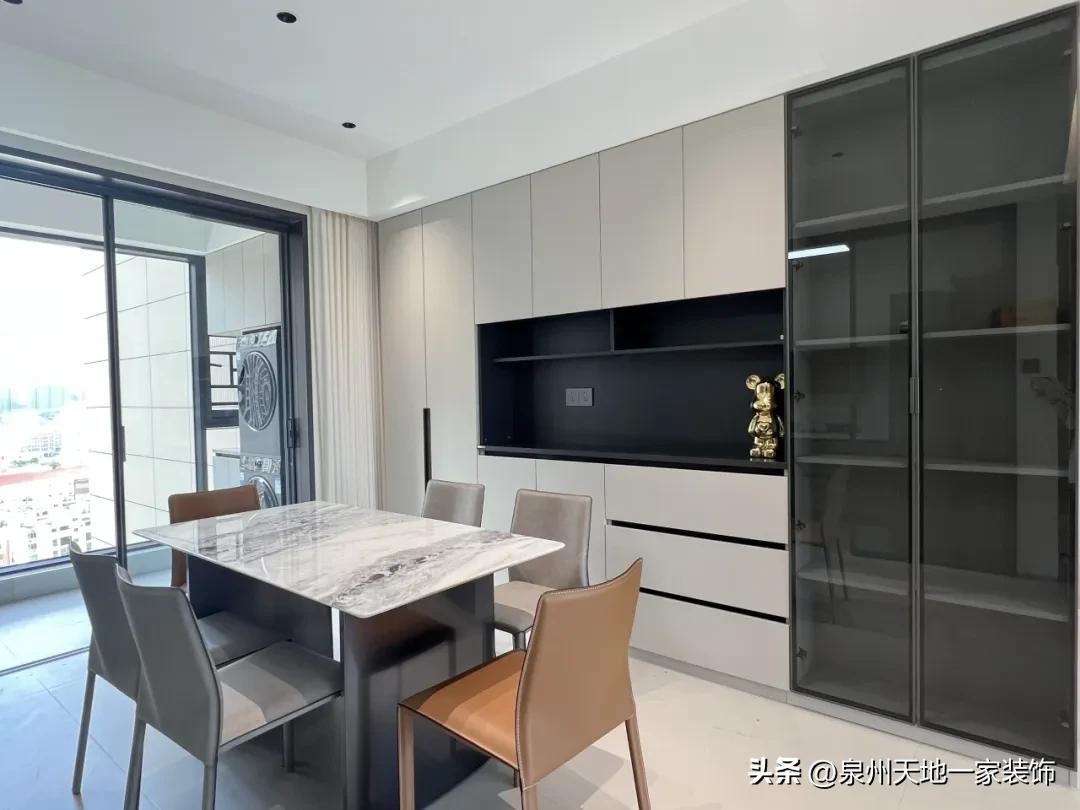 打破刻板印象!现代简约风竟能玩出这些神仙设计(图2) 极简风高阶配色术_现代简约风材质混搭_装修风格现代简约客厅