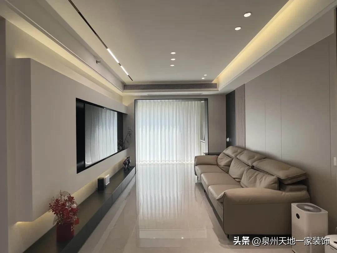 打破刻板印象!现代简约风竟能玩出这些神仙设计(图11) 装修风格现代简约客厅_极简风高阶配色术_现代简约风材质混搭