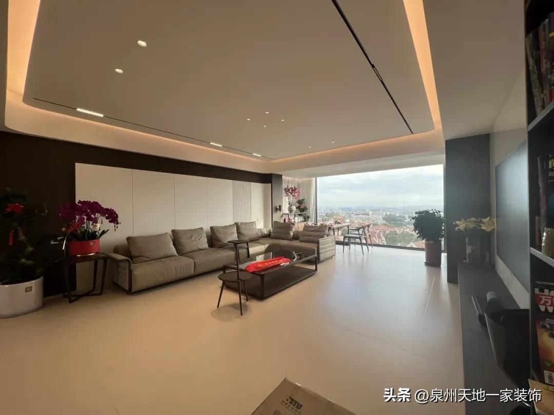 打破刻板印象!现代简约风竟能玩出这些神仙设计(图13) 装修风格现代简约客厅_极简风高阶配色术_现代简约风材质混搭