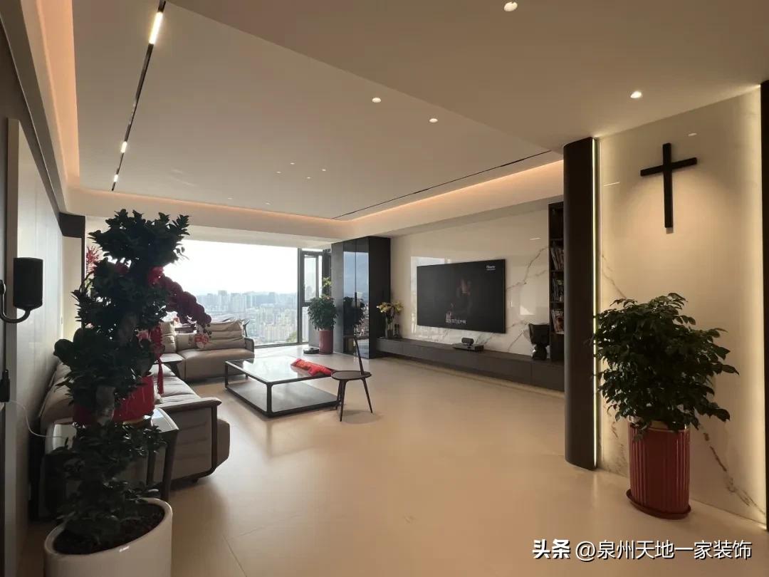 打破刻板印象!现代简约风竟能玩出这些神仙设计(图14) 现代简约风材质混搭_装修风格现代简约客厅_极简风高阶配色术