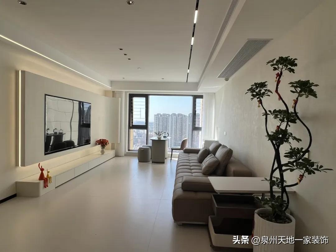 打破刻板印象!现代简约风竟能玩出这些神仙设计(图4) 极简风高阶配色术_现代简约风材质混搭_装修风格现代简约客厅