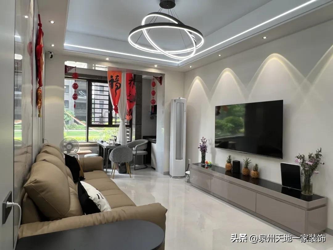 打破刻板印象!现代简约风竟能玩出这些神仙设计(图7) 极简风高阶配色术_现代简约风材质混搭_装修风格现代简约客厅