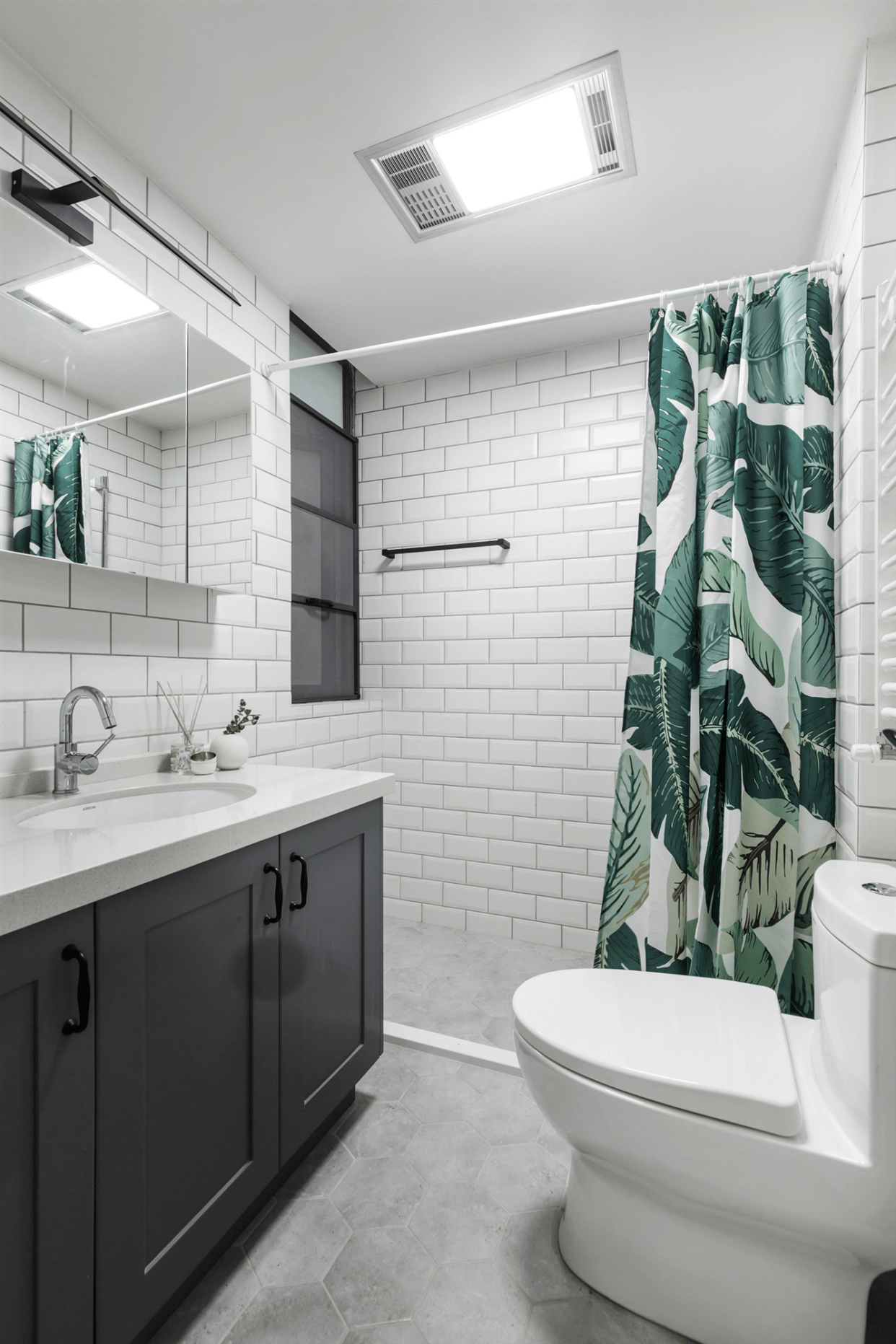 小户型的卫生间应该怎样进行装修?有哪些装修技巧?(图2) 浅色瓷砖卫生间_小户型卫生间装修要点_小户型卫生间装修