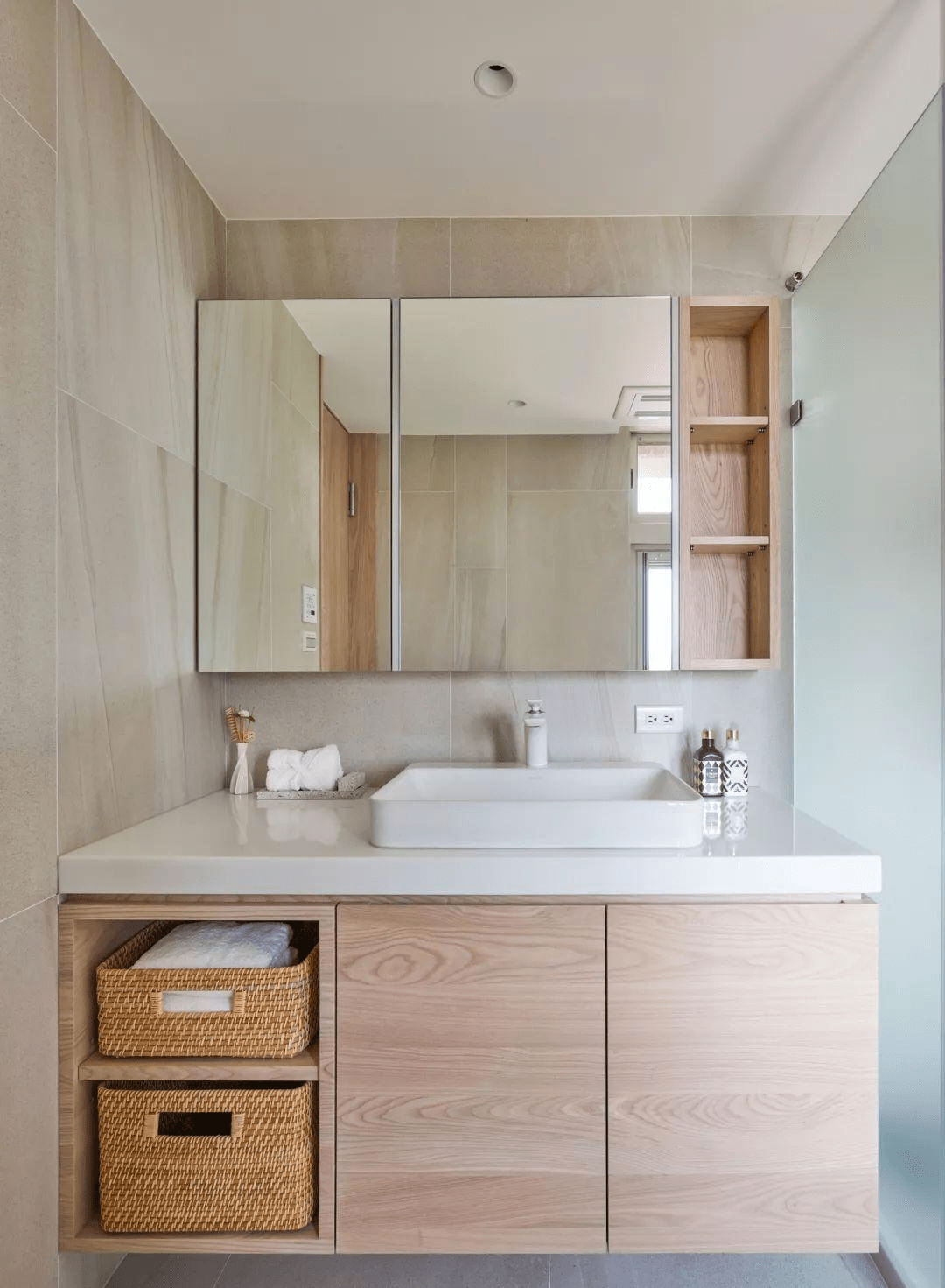 小户型的卫生间应该怎样进行装修?有哪些装修技巧?(图5) 小户型卫生间装修_小户型卫生间装修要点_浅色瓷砖卫生间