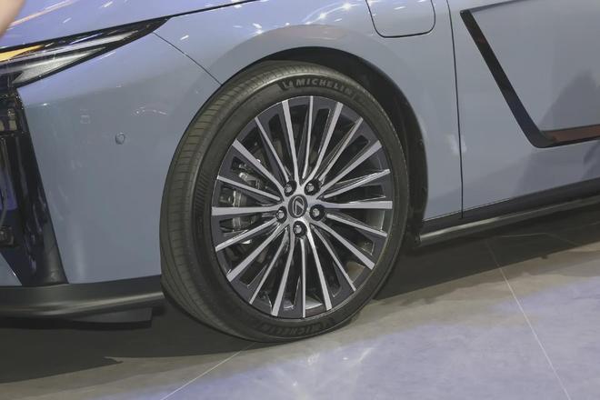 全新雷克萨斯ES纯电版解读:尺寸、内饰全面升级,外观却引争议?(图12) 雷克萨斯es报价及图片_雷克萨斯ES混动与纯电动策略_第八代雷克萨斯ES纯电版设计