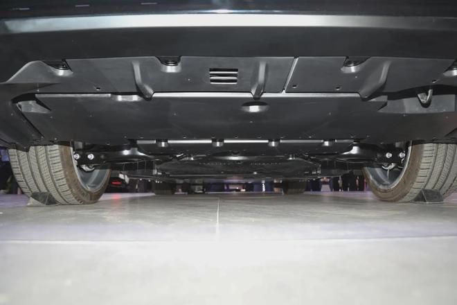 全新雷克萨斯ES纯电版解读:尺寸、内饰全面升级,外观却引争议?(图13) 第八代雷克萨斯ES纯电版设计_雷克萨斯ES混动与纯电动策略_雷克萨斯es报价及图片