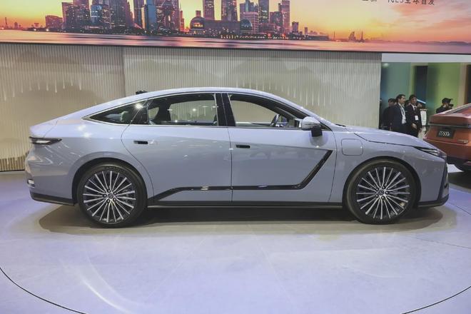 全新雷克萨斯ES纯电版解读:尺寸、内饰全面升级,外观却引争议?(图4) 雷克萨斯ES混动与纯电动策略_雷克萨斯es报价及图片_第八代雷克萨斯ES纯电版设计