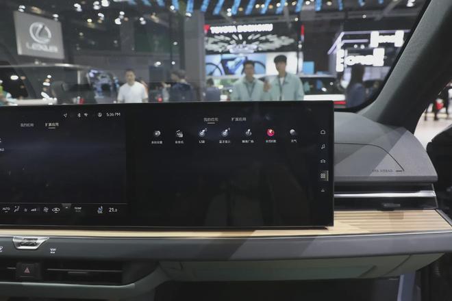 全新雷克萨斯ES纯电版解读:尺寸、内饰全面升级,外观却引争议?(图7) 第八代雷克萨斯ES纯电版设计_雷克萨斯ES混动与纯电动策略_雷克萨斯es报价及图片