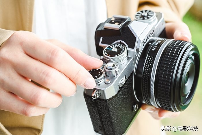 中国品牌数码相机_尼康Zfc微单数码相机配件厂商投怀送抱_尼康Zfc微单数码相机复古经典设计工艺