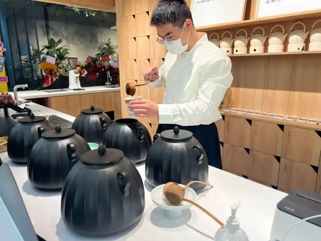 传统+现代,这家新中式茶馆“野”给你看(图2) 北外滩茶馆 野小白 传统文化现代茶文化_开间茶馆装修图片