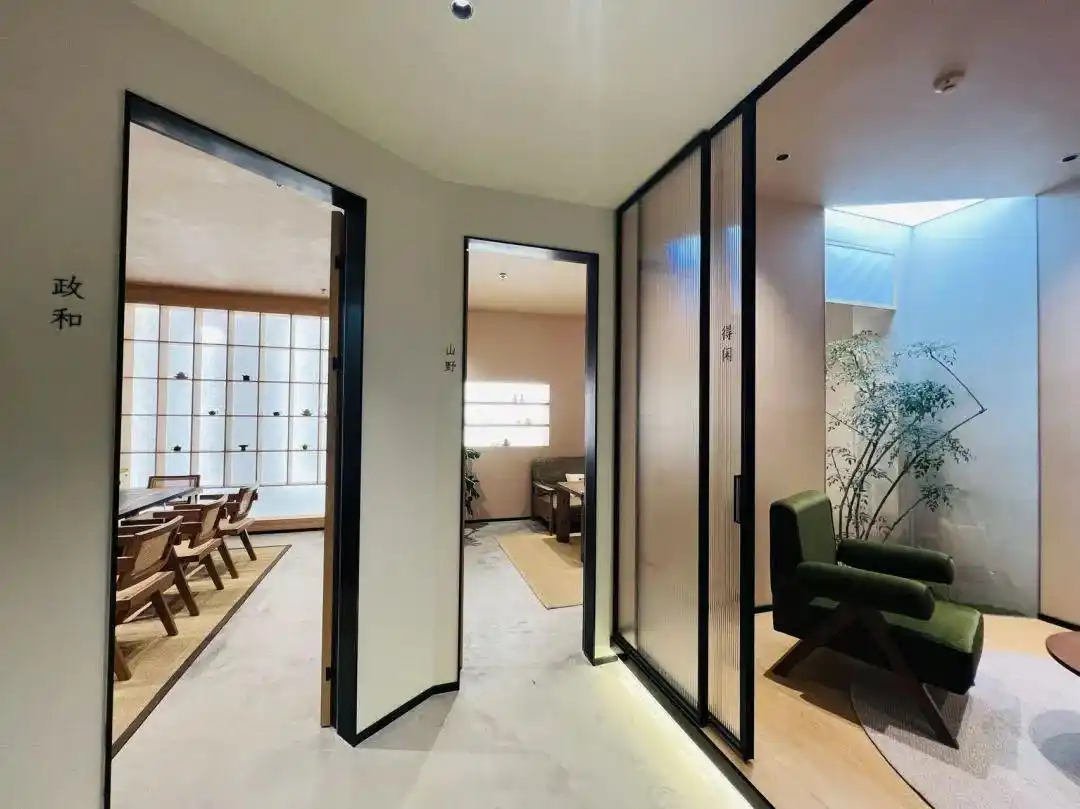 传统+现代,这家新中式茶馆“野”给你看(图8) 北外滩茶馆 野小白 传统文化现代茶文化_开间茶馆装修图片