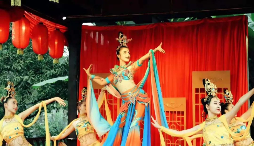 非遗拾珠 | 四代人的精心打磨,才有了如今的鲜香麻辣!(内含福利)(图15) 绿色阳台后院园林火锅_鲜龙井火锅公园_鲜龙井火锅底料制作技艺