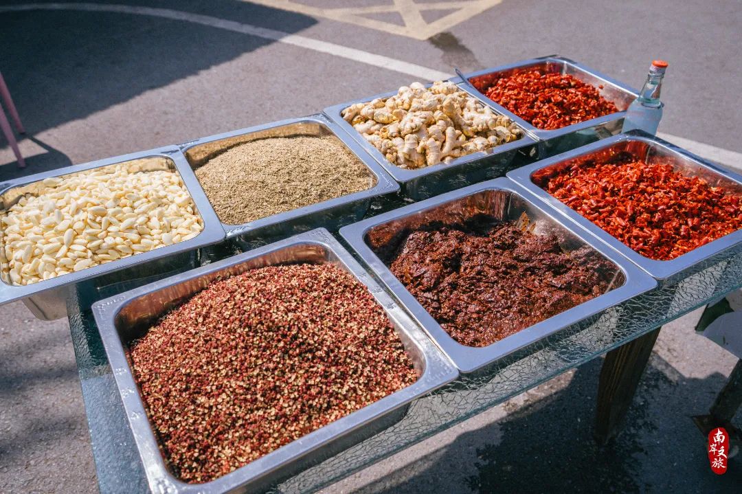 非遗拾珠 | 四代人的精心打磨,才有了如今的鲜香麻辣!(内含福利)(图4) 鲜龙井火锅公园_绿色阳台后院园林火锅_鲜龙井火锅底料制作技艺