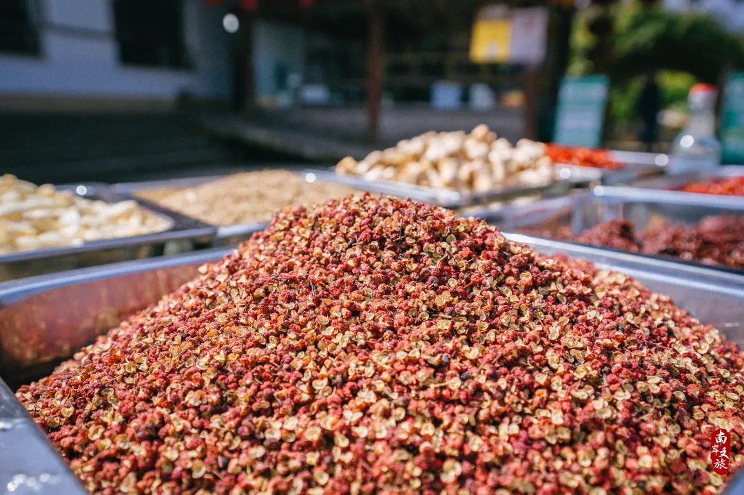 非遗拾珠 | 四代人的精心打磨,才有了如今的鲜香麻辣!(内含福利)(图5) 鲜龙井火锅底料制作技艺_绿色阳台后院园林火锅_鲜龙井火锅公园