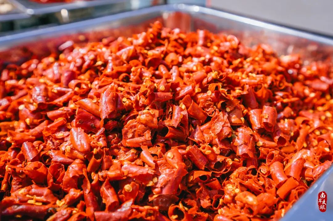 非遗拾珠 | 四代人的精心打磨,才有了如今的鲜香麻辣!(内含福利)(图6) 鲜龙井火锅公园_绿色阳台后院园林火锅_鲜龙井火锅底料制作技艺