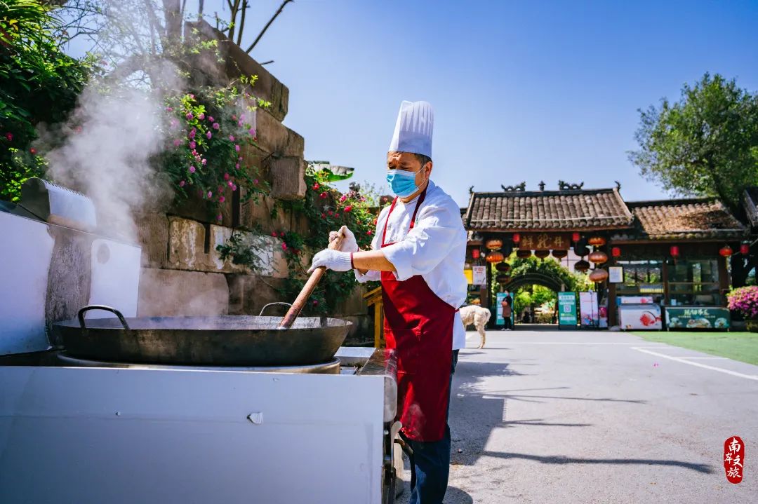 非遗拾珠 | 四代人的精心打磨,才有了如今的鲜香麻辣!(内含福利)(图7) 鲜龙井火锅公园_鲜龙井火锅底料制作技艺_绿色阳台后院园林火锅