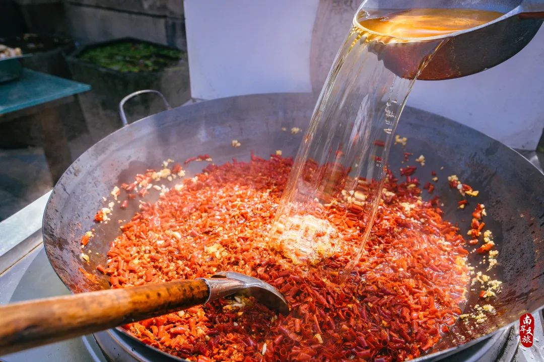非遗拾珠 | 四代人的精心打磨,才有了如今的鲜香麻辣!(内含福利)(图8) 鲜龙井火锅公园_鲜龙井火锅底料制作技艺_绿色阳台后院园林火锅