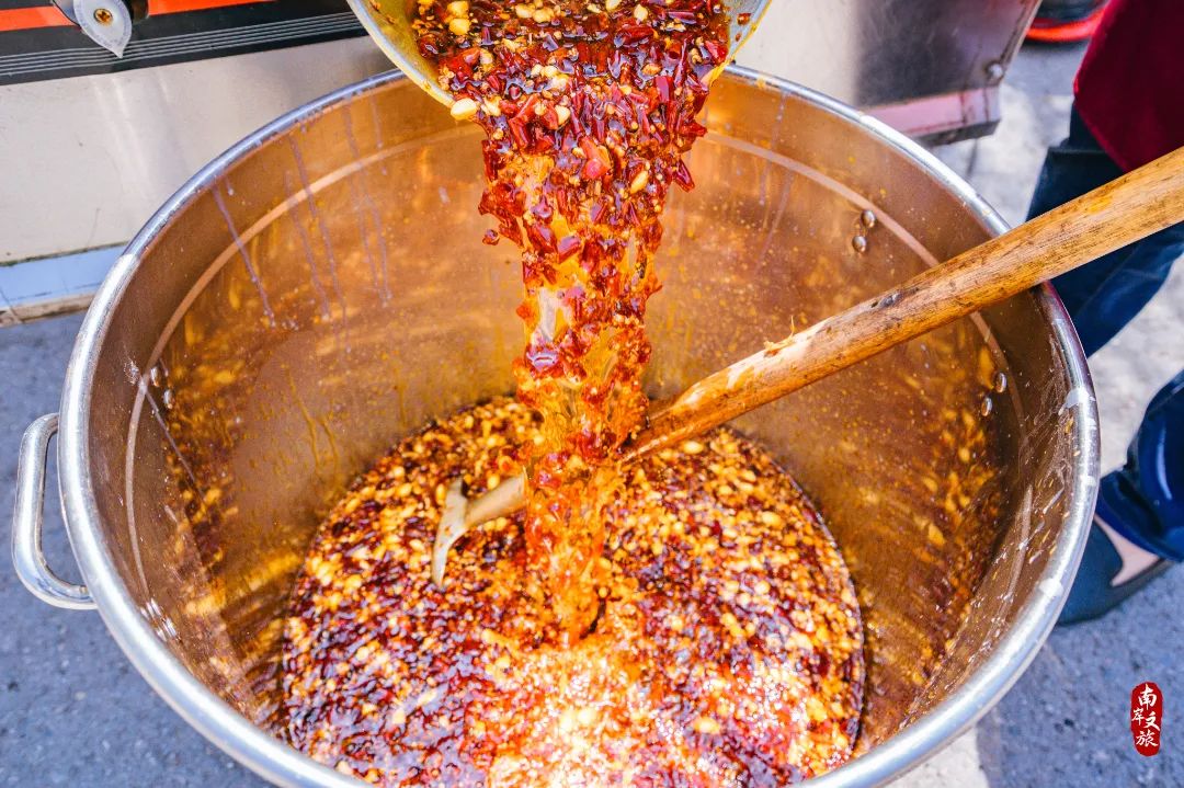 非遗拾珠 | 四代人的精心打磨,才有了如今的鲜香麻辣!(内含福利)(图9) 鲜龙井火锅底料制作技艺_绿色阳台后院园林火锅_鲜龙井火锅公园