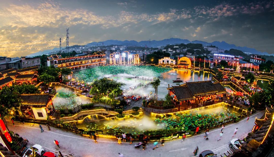 非遗拾珠 | 四代人的精心打磨,才有了如今的鲜香麻辣!(内含福利)(图10) 鲜龙井火锅公园_鲜龙井火锅底料制作技艺_绿色阳台后院园林火锅