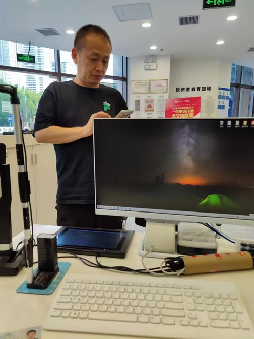 （国金证券南通营业部现场为客户办理业务）