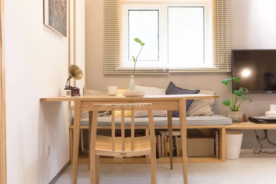 62平公寓混搭风,红砖做沙发背景墙,阳台改榻榻米,美!(图4) 混搭风小户型单身公寓设计_榻榻米地台改造_小户型阳台榻榻米装修效果图