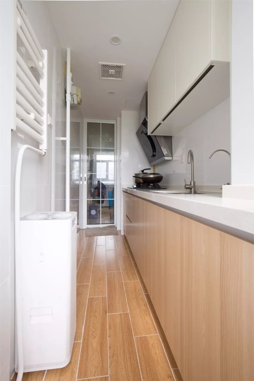 62平公寓混搭风,红砖做沙发背景墙,阳台改榻榻米,美!(图5) 榻榻米地台改造_小户型阳台榻榻米装修效果图_混搭风小户型单身公寓设计