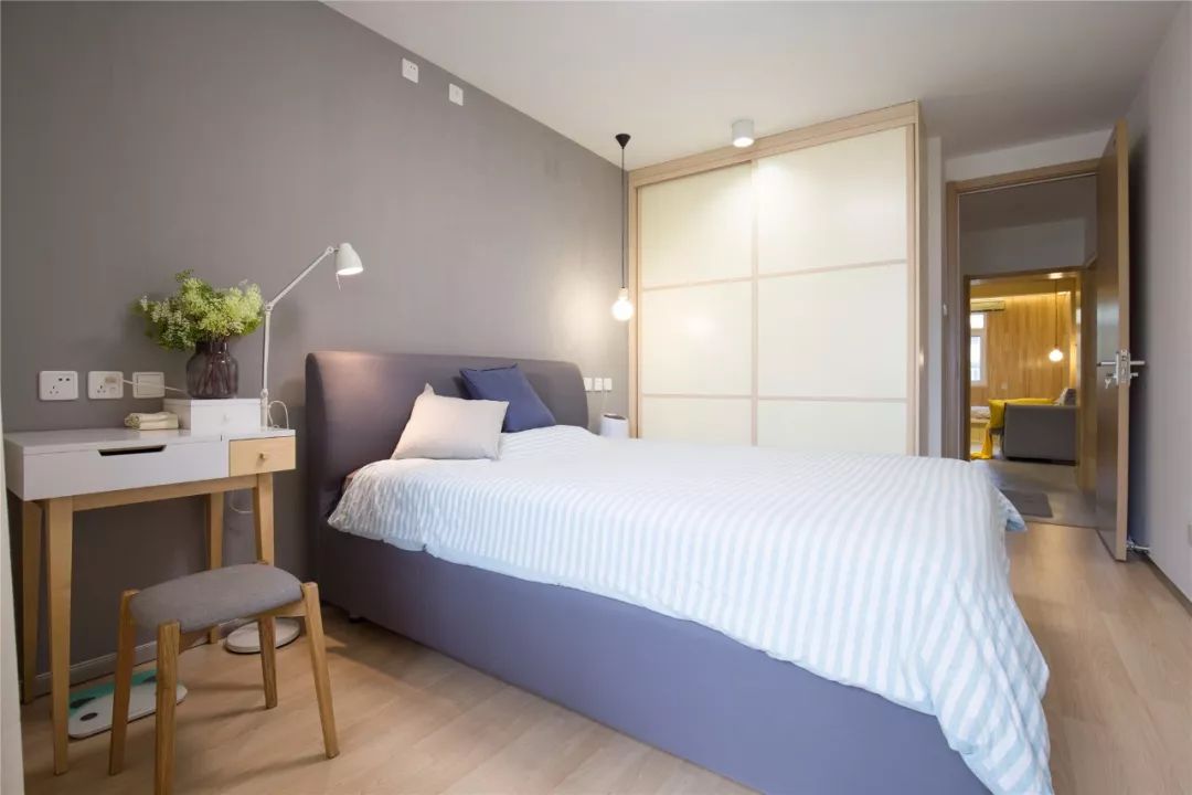 62平公寓混搭风,红砖做沙发背景墙,阳台改榻榻米,美!(图7) 混搭风小户型单身公寓设计_榻榻米地台改造_小户型阳台榻榻米装修效果图