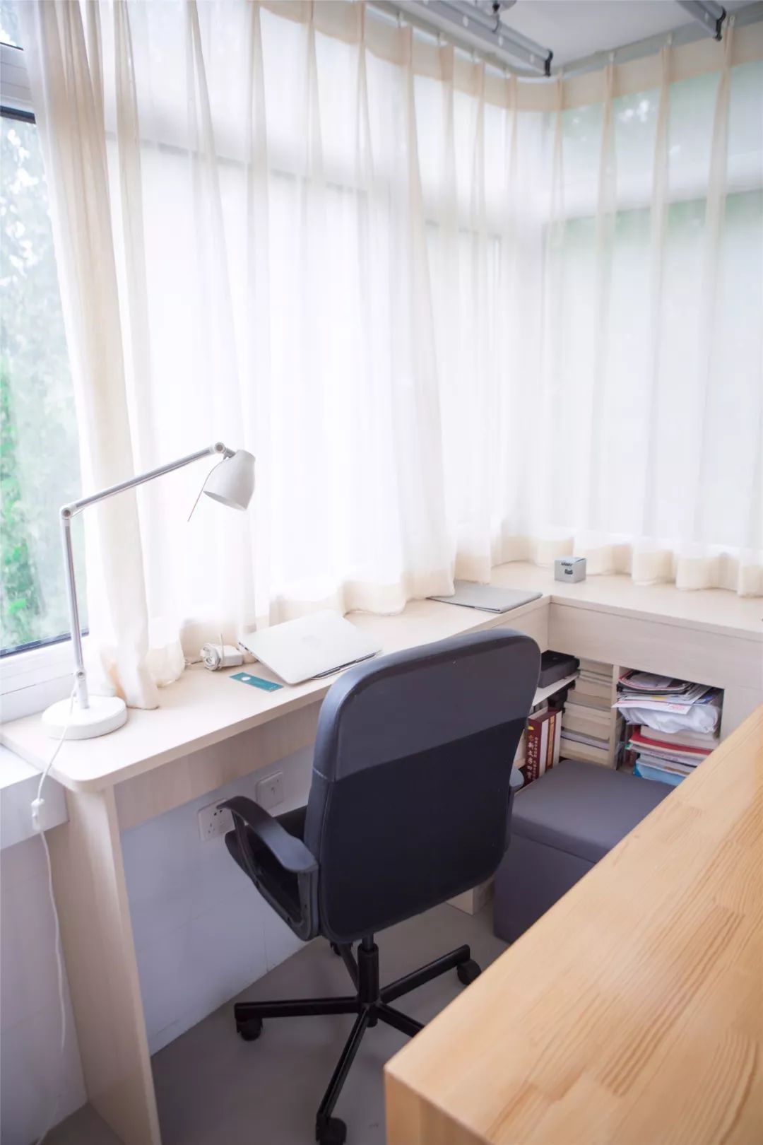 62平公寓混搭风,红砖做沙发背景墙,阳台改榻榻米,美!(图9) 小户型阳台榻榻米装修效果图_混搭风小户型单身公寓设计_榻榻米地台改造