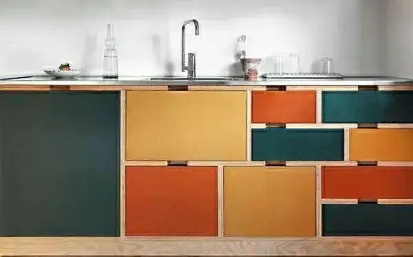 看了邻居家的橱柜,才猛然发现原来橱柜的颜色有这么多选择!(图31) 橱柜巧克力板颜色大全_小厨房橱柜颜色选择_白色橱柜优缺点