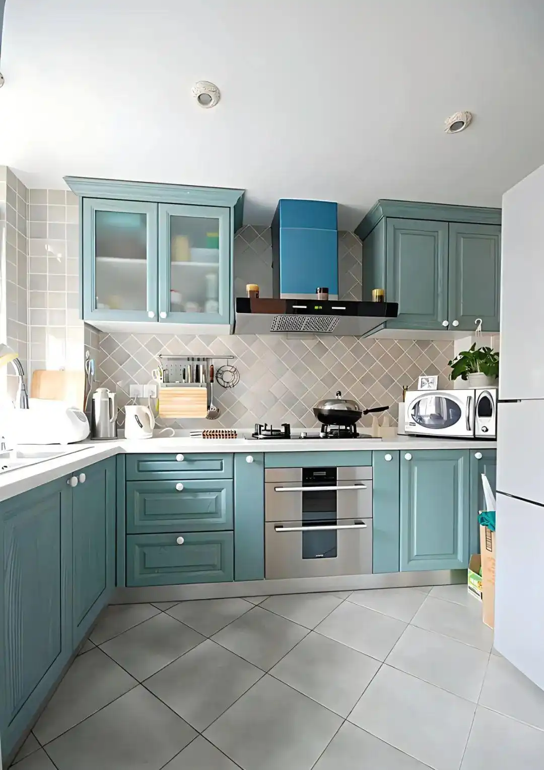 看了邻居家的橱柜,才猛然发现原来橱柜的颜色有这么多选择!(图10) 白色橱柜优缺点_小厨房橱柜颜色选择_橱柜巧克力板颜色大全