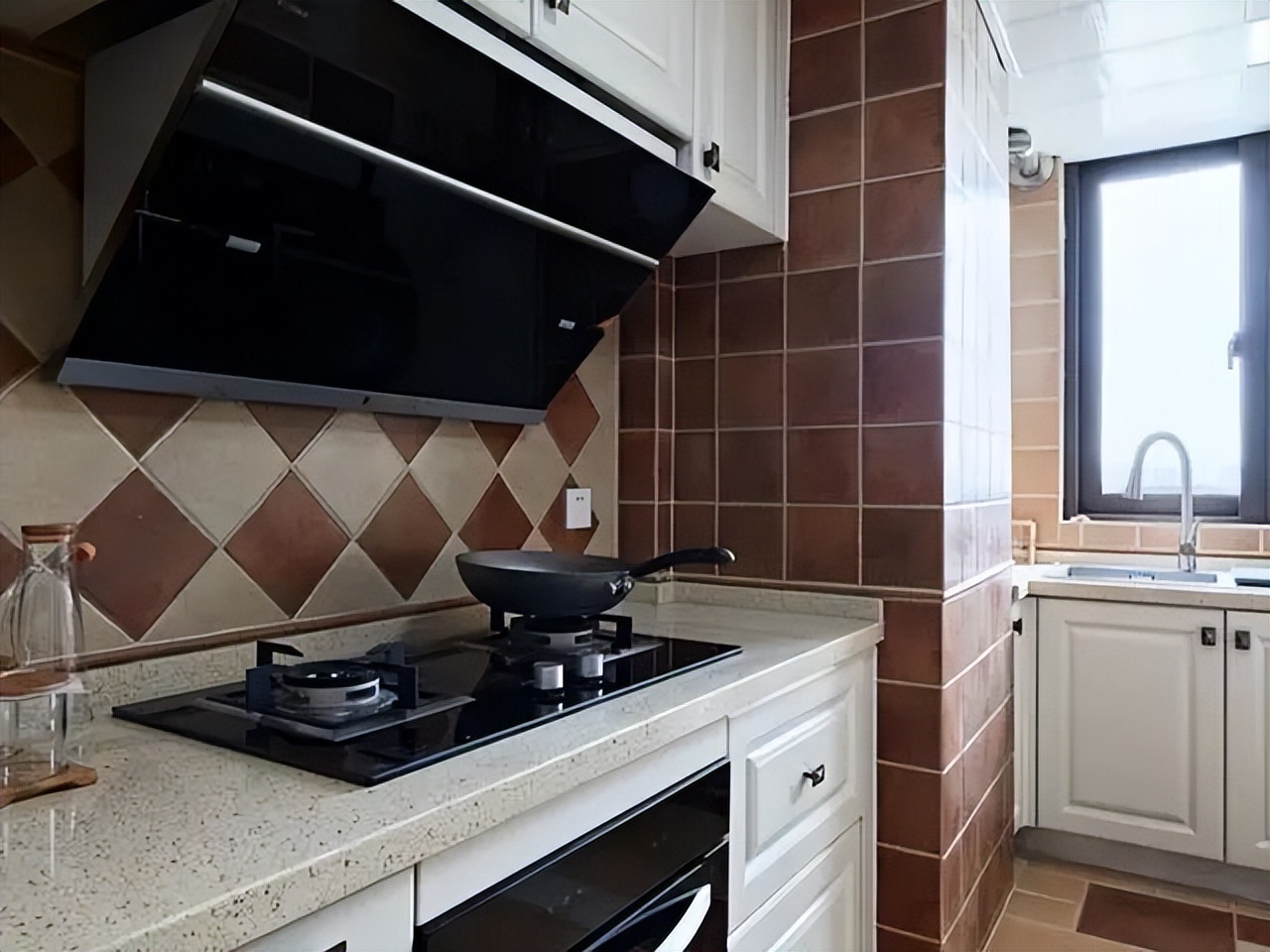 110㎡美式风格,客厅效果很漂亮,榻榻米设计实用!(图5) 客厅电视背景墙设计_美式家具 小户型_美式风格装修案例