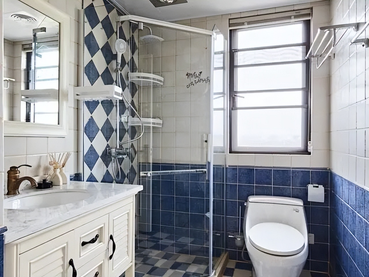 110㎡美式风格,客厅效果很漂亮,榻榻米设计实用!(图6) 美式风格装修案例_美式家具 小户型_客厅电视背景墙设计