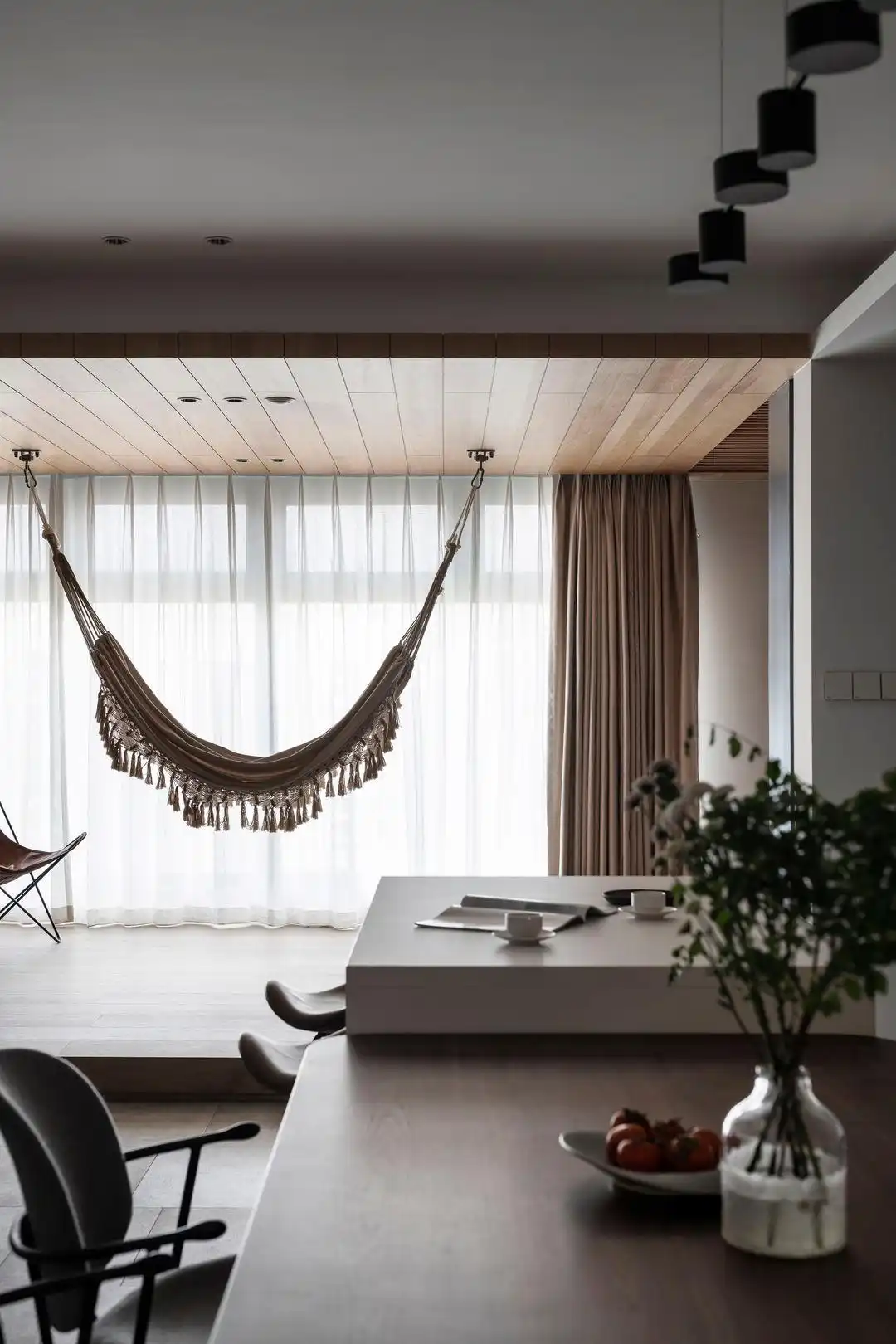 成都夫妇买下大横厅户型,坚持阳台垫高10公分,住过才知有多爽!(图7) 成都地暖装修_客餐厅互动空间布局_大横厅户型设计