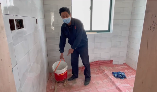 上海一装修工独自就地隔离20多天:明明可以走掉,但他却留了下来(图2) 装修师傅_疫情期间独自坚守施工小区的装修师傅_疫情期间主动留下帮助防疫的装修师傅