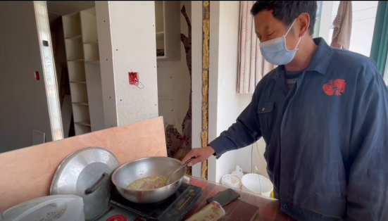 上海一装修工独自就地隔离20多天:明明可以走掉,但他却留了下来(图3) 装修师傅_疫情期间主动留下帮助防疫的装修师傅_疫情期间独自坚守施工小区的装修师傅