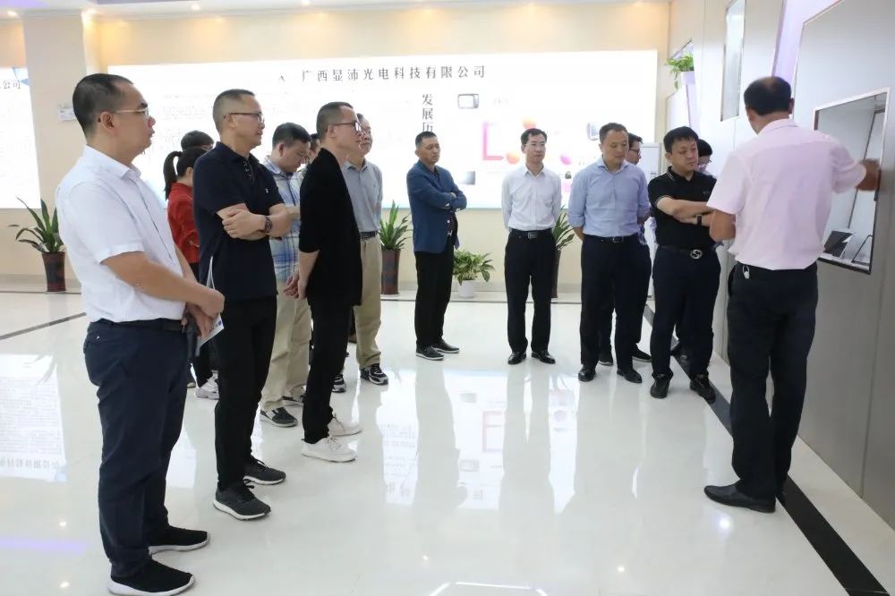 桂林电子科技大学校友会企业家代表到市工业园区考察(图4) 桂林电子科技大学校友会企业家代表来宾市工业园区考察_桂林电子科技大学大学生创业_广西来宾市工业园区招商引资政策