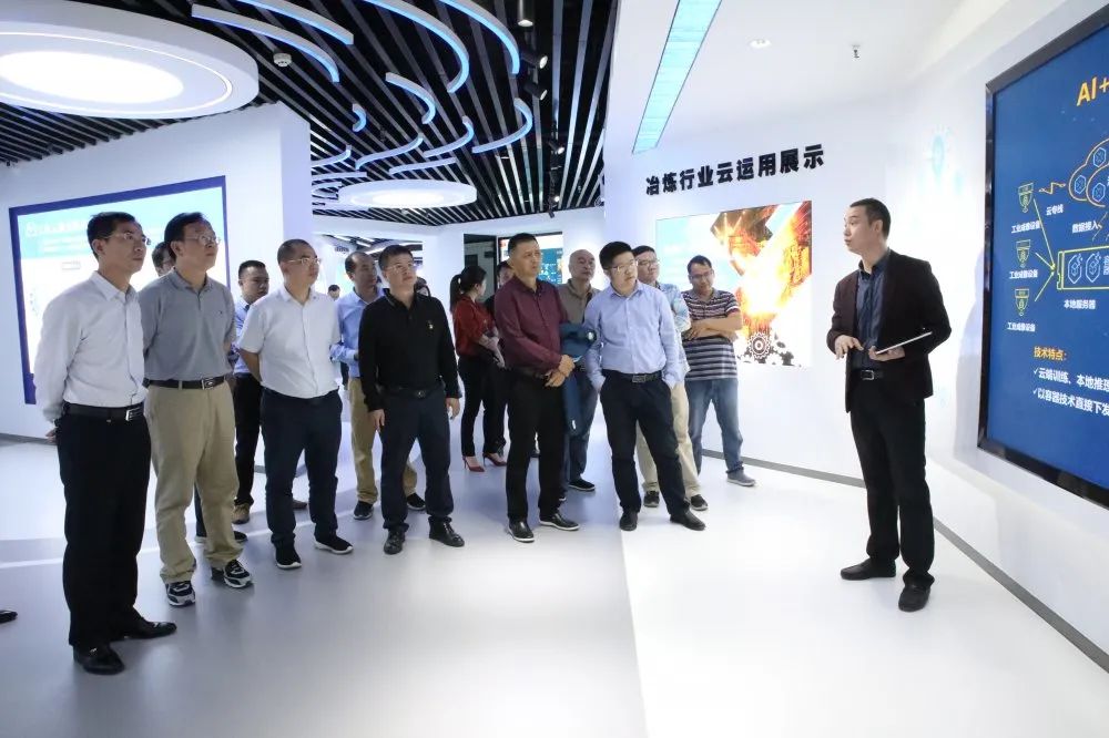 桂林电子科技大学校友会企业家代表到市工业园区考察(图6) 桂林电子科技大学大学生创业_桂林电子科技大学校友会企业家代表来宾市工业园区考察_广西来宾市工业园区招商引资政策