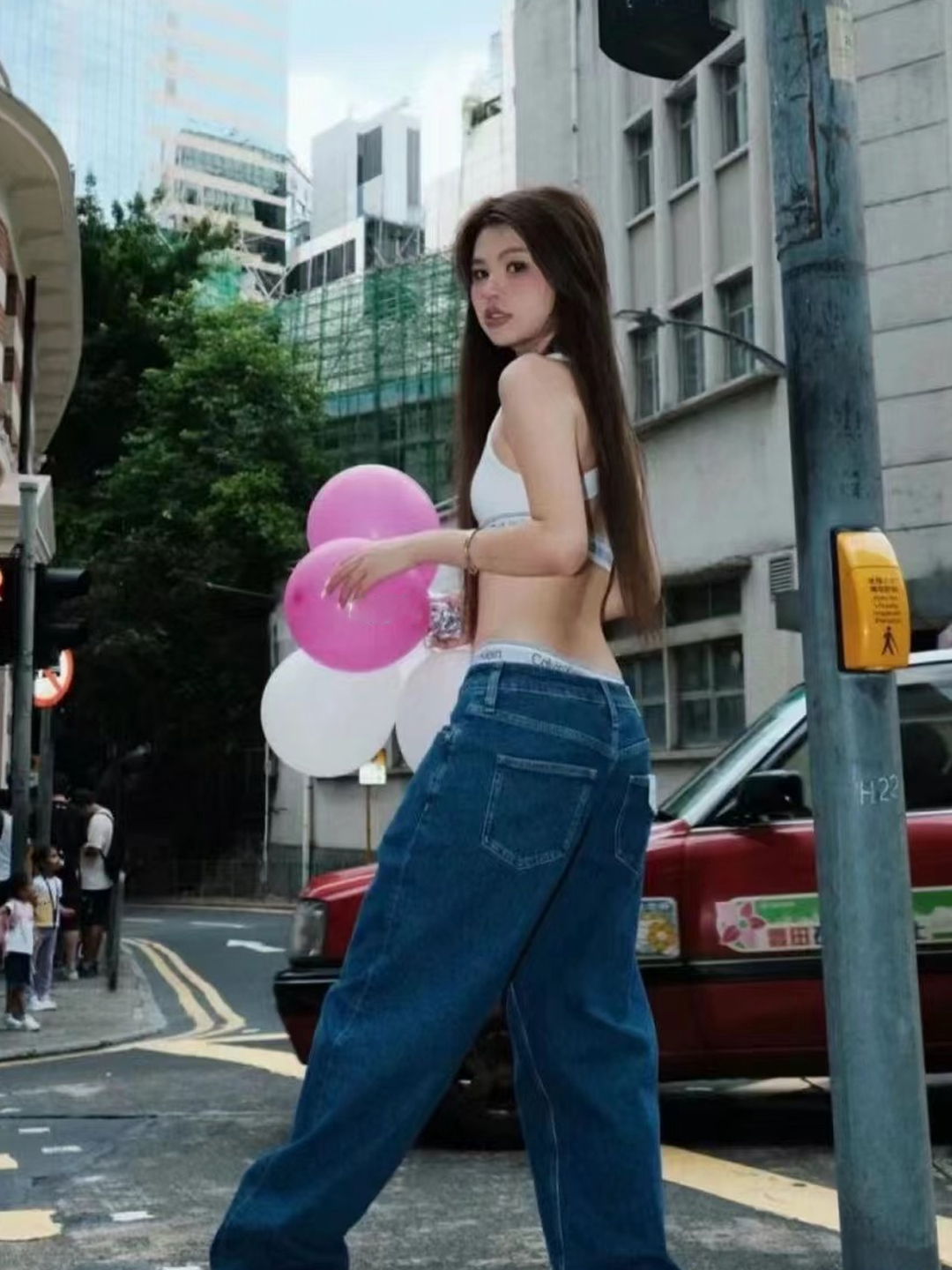 走在太古里街头,满街都是“胸衣+露内裤”,时髦性感、回头率高(图11) 打破美丽羞耻症时尚街拍_街拍小区阳台晾内衣_成都太古里性感穿搭