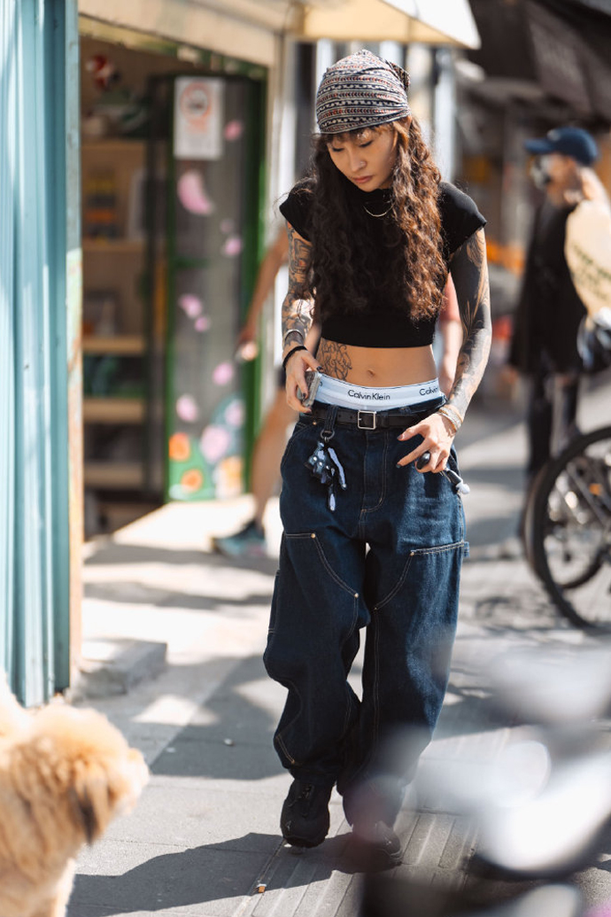 走在太古里街头,满街都是“胸衣+露内裤”,时髦性感、回头率高(图4) 成都太古里性感穿搭_打破美丽羞耻症时尚街拍_街拍小区阳台晾内衣