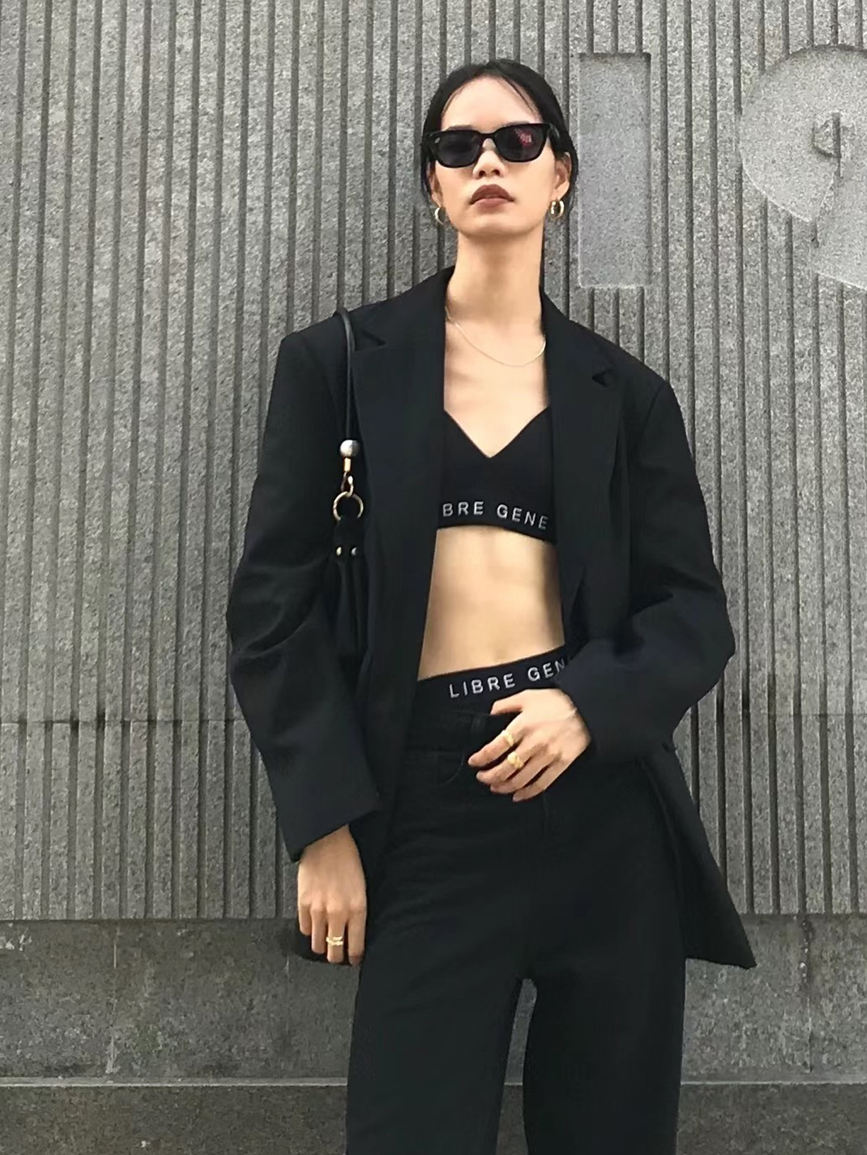 走在太古里街头,满街都是“胸衣+露内裤”,时髦性感、回头率高(图7) 打破美丽羞耻症时尚街拍_成都太古里性感穿搭_街拍小区阳台晾内衣