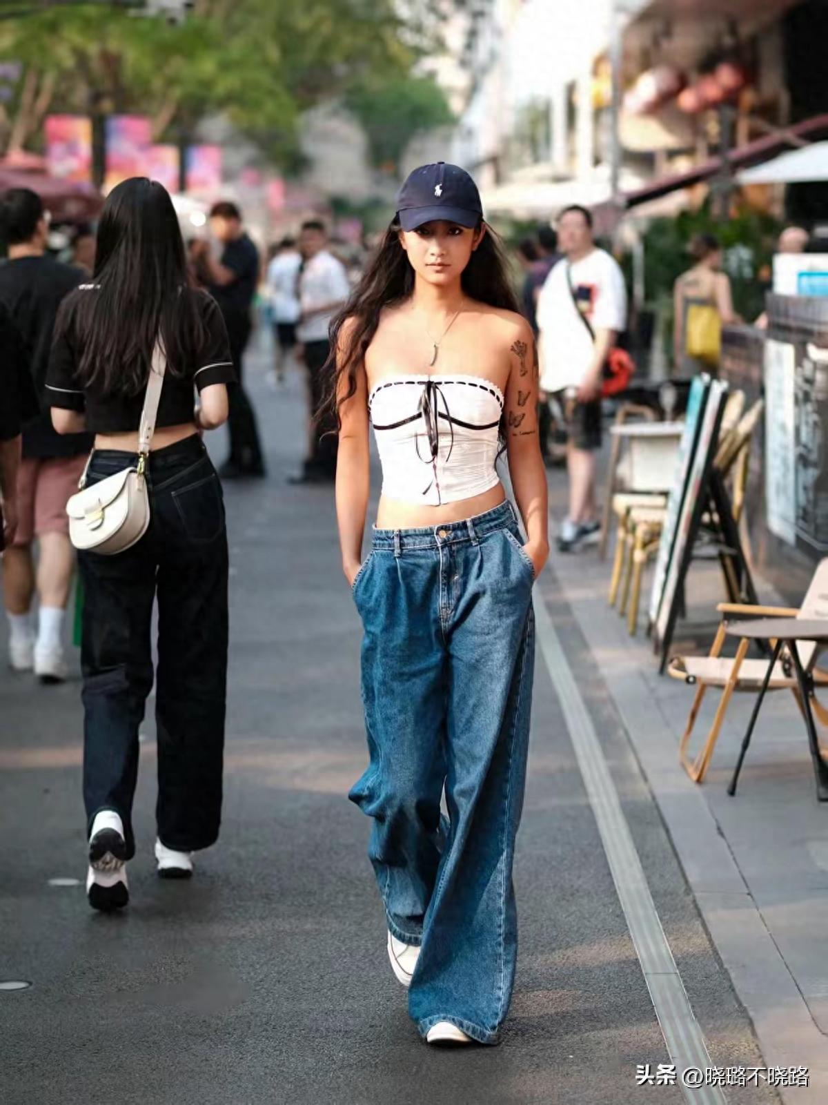 被成都太古里街拍惊艳了！不是胸衣外穿、就是内裤外露，太前卫了