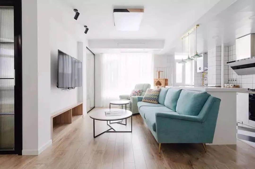 小户型客厅设计指南:简约风为主,省钱又显大,8 个实用案例参考(图2) 简约北欧客厅布置_家装客厅简约效果图_小户型客厅设计