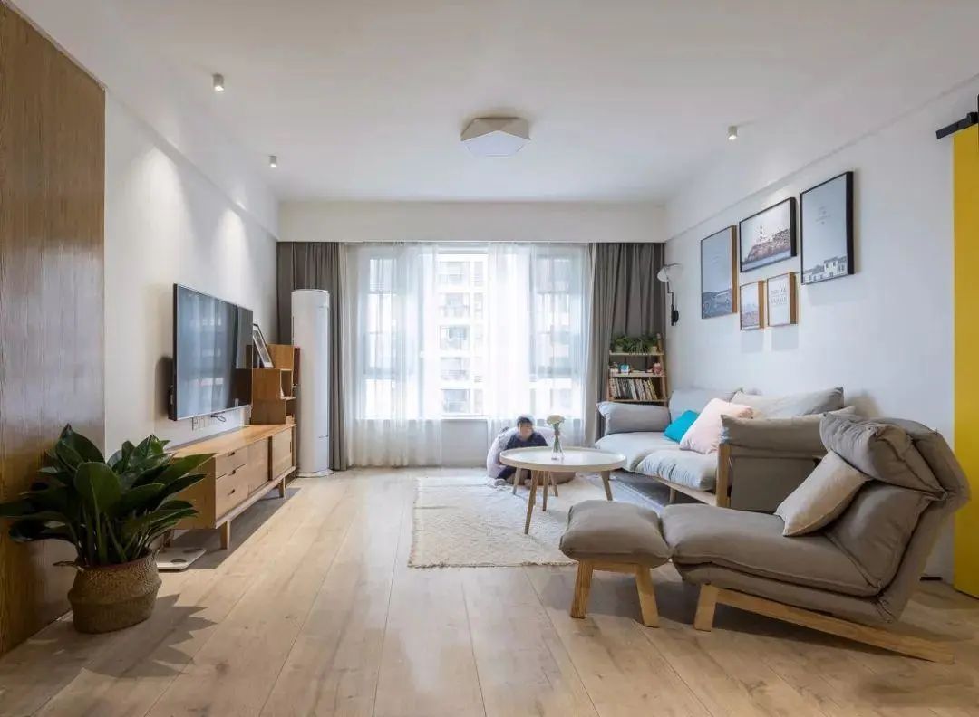 小户型客厅设计指南:简约风为主,省钱又显大,8 个实用案例参考(图3) 家装客厅简约效果图_小户型客厅设计_简约北欧客厅布置